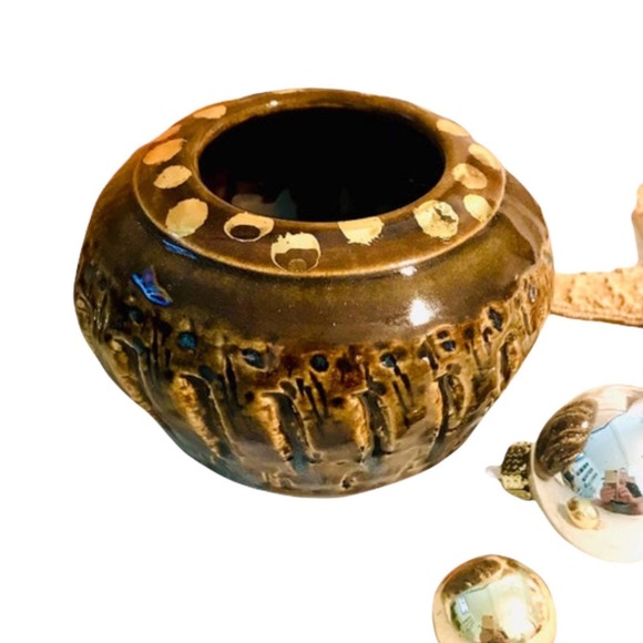 Brown Pottery Vase with Genuine 18K Gold Accents & Texture - Picture 9 of 10